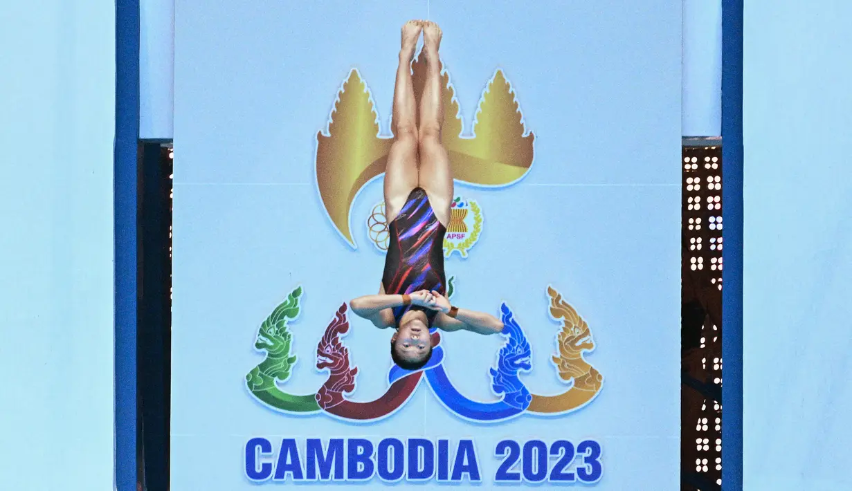 Lee Yiat Qing dari Malaysia berkompetisi pada final loncat indah putri SEA Games ke-32 di Phnom Penh, Kamboja, 10 Mei 2023. (Photo by NHAC NGUYEN / AFP)