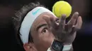 Namun Rafael Nadal tetap berusaha melanjutkan pertandingan dan pantang untuk menyerah, apalagi ia menyandang status sebagai juara bertahan. (AP Photo/Dita Alangkara)