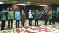 Menteri Koordinator Bidang Perekonomian Darmin Nasution melantik satu pejabat Eselon I dan lima pejabat Eselon II di lingkungan Kementerian Koordinator Bidang Perekonomian, pada Rabu (4/1/2017). (Liputan6.com/Fiki Ariyanti)