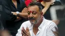 Aktor Bollywood Sanjay Dutt ketika menggelar konferensi pers di kediamannya di Mumbai, India, Kamis (25/2). Aktor 56 tahun itu akhirnya bebas setelah dihukum karena terseret kasus bom Mumbai yang terjadi pada 1993. (REUTERS/Shailesh Andrade)