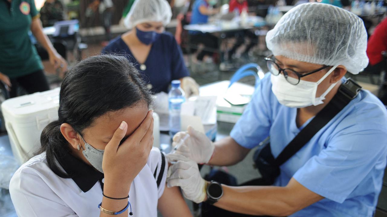 FOTO: WNA Ikut Jalani Vaksinasi COVID-19 Massal di Bali