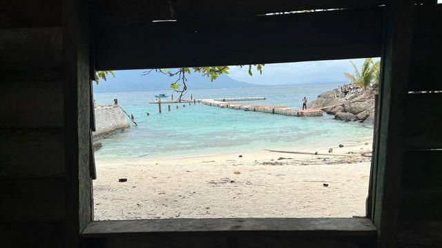 Pantai Pulau Senua, Kabupaten Natuna, Provinsi Kepulauan Riau.