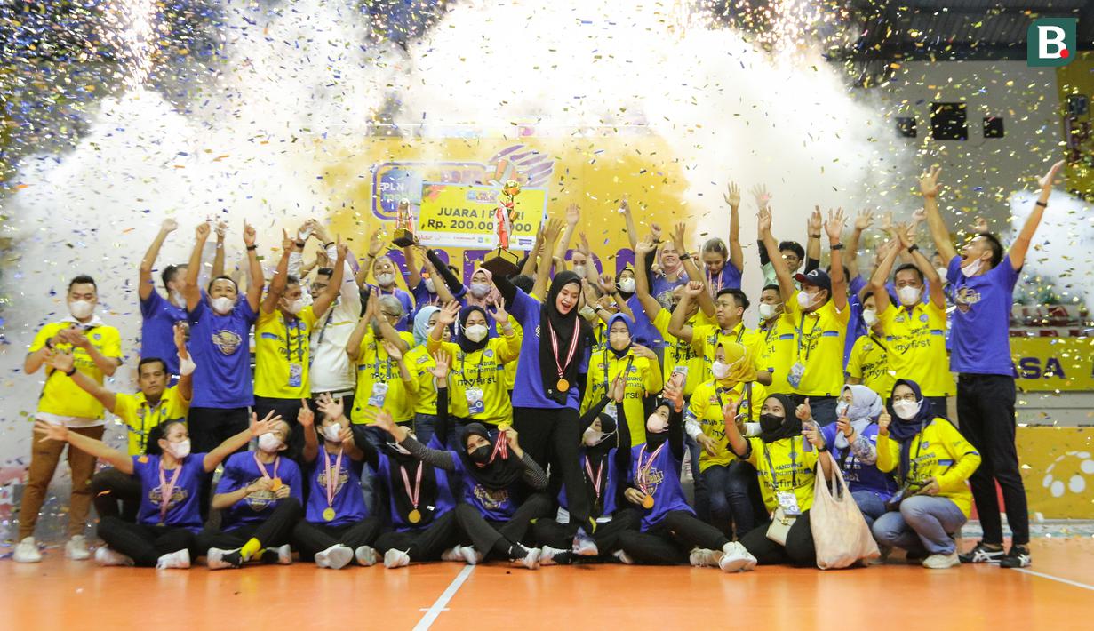 Para pemain dan tim ofisial Bandung Bjb Tandamata merayakan gelar juara PLN Mobile Proliga 2022 usai mengalahkan Gresik Petrokimia Pupuk Indonesia dalam laga grand final PLN Mobile Proliga 2022 di Padepokan Voli Jenderal Polisi Kunarto, Sentul, Sabtu (26/03/2022). (Bola.com/Bagaskara Lazuardi)