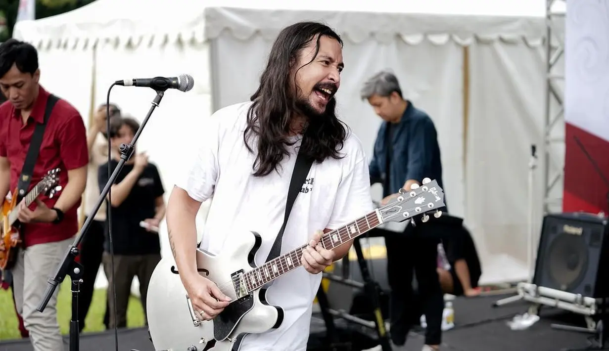 Tampilan Ello yang lebih kasual dalam kaus berwarna putih. Mana tampilan hot daddy Ello yang jadi favoritmu? Foto: Instagram.