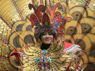 Peserta mengenakan busana eksentrik saat mengikuti karnaval pembukaan Hari Tari Dunia di kampus ISI Surakarta, Kamis (28/4). Sejumlah penari akan berpartisipasi menari selama 24 jam. (Liputan6.com/Boy Harjanto)