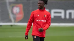 Gelandang Rennes, Eduardo Camavinga tersenyum saat mengikuti sesi latihan tim di pusat pelatihan Piverdiere di Rennes, Prancis barat (23/11/2020). Rennes akan bertanding melawan Chelsea pada Grup E Liga Champions di Roazhon Park. (AFP/Loic Venance)