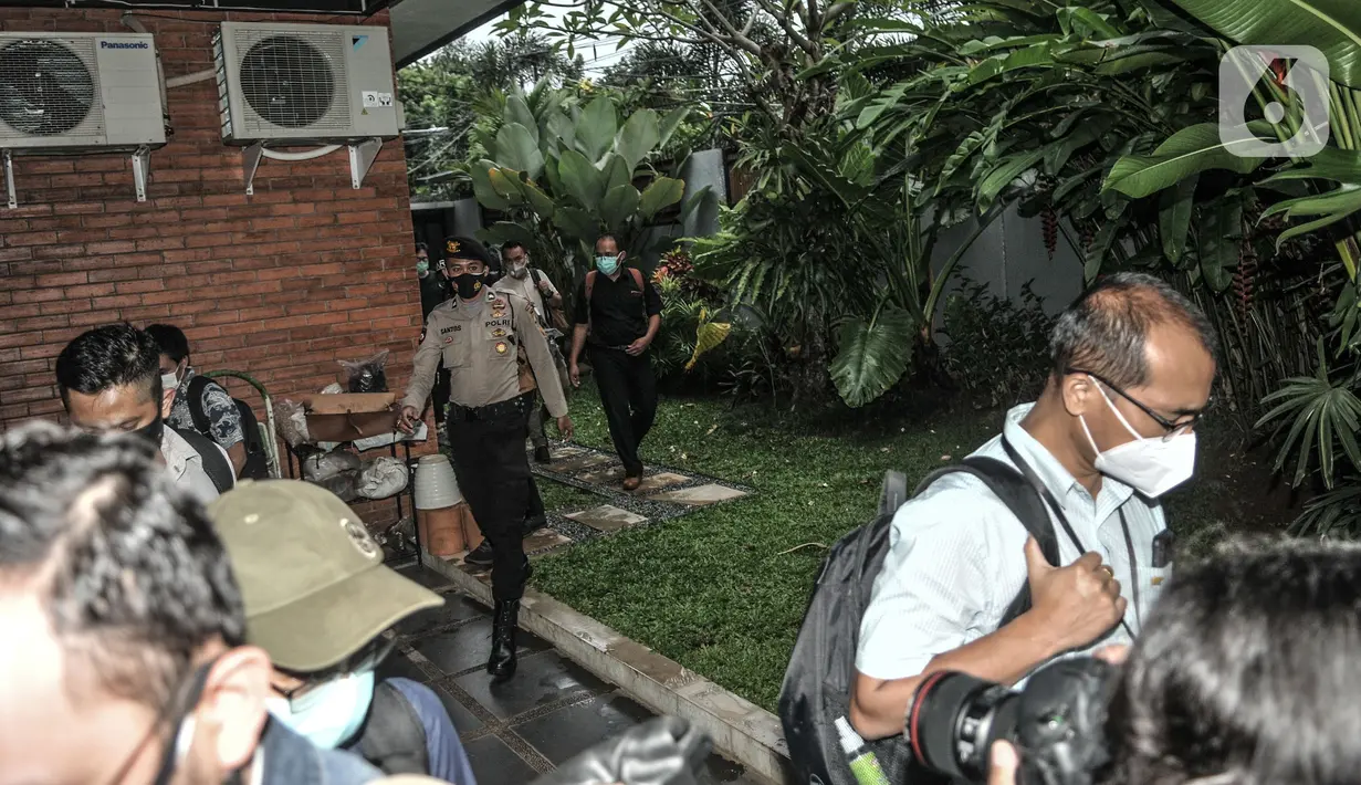 Penyidik KPK dikawal polisi saat menggeledah kediaman politisi PDIP Ihsan Yunus di kawasan Kayu Putih, Pulogadung, Jakarta, Rabu (24/2/2021). Penggeledahan terkait kasus korupsi bantuan sosial (Bansos) Covid-19 yang melibatkan mantan Menteri Sosial Juliari Batubara. (merdeka.com/Iqbal S. Nugroho)