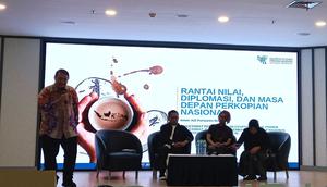 Ketua Tim Perkebunan, Ditjen PEN, Kementerian Perdagangan RI Irman Adi Purwanto Moefthi, membahas Diplomasi Ekonomi & Regulasi Ekspor pada acara Heritage Talk 2026 yang diselenggarakan di Kampus Bakrie Tower Lantai 42, Universitas Bakrie, Program Studi Ilmu Komunikasi, pada Selasa (6/1/2026), Kuningan, Jakarta. (Dok. Liputan6.com/Fanny Marizka).