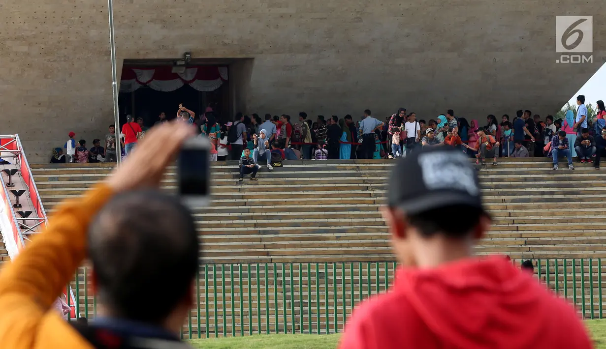 Pengunjung berwisata ke Monumen Nasional (Monas), Jakarta, Rabu (27/6). Mengisi waktu libur Idul Fitri, kawasan Monas menjadi pilihan alternatif untuk berlibur bersama sanak keluarga. (Liputan6.com/Johan Tallo)