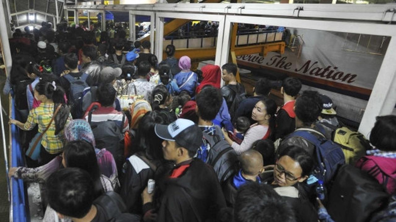 Ribuan pemudik padati Pelabuhan Merak
