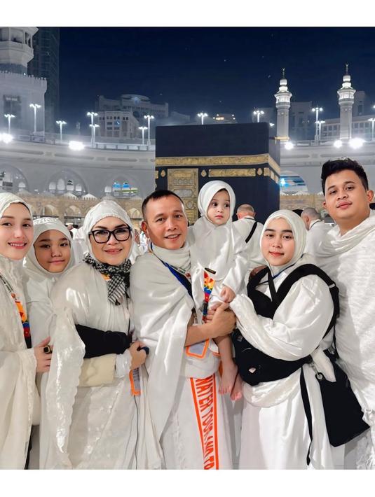 Ayu mengajak adiknya, Assyifa Nuraini, bersama suami dan anaknya, serta kedua orang tuanya, Abdul Rozak dan Umi Kalsum. Rombongan umroh ini juga melibatkan beberapa karyawan Ayu, sehingga total mencapai 16 orang. Kebersamaan ini menjadikan perjalanan mereka terasa istimewa dan bermakna. (Liputan6.com/IG/@ayutingting92)
