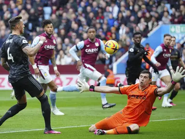 Pemain Arsenal, Ben White (kiri) berusaha menjebol gawang Aston Villa yang dijaga Emilliano Martinez pada pertandingan pekan ke-24 Premier League 2022/2023 yang berlangsung di Villa Park, Sabtu (18/2/2023). Arsenal meraih kemenangan dramatis atas Aston Villa 4-2 setelah dua gol Arsenal tercipta dipenghujung laga. (AP Photo/Jon Super)