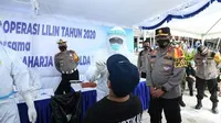 Kakorlantas Polri Irjen Pol Istiono saat melakukan peninjauan pelaksanaan Operasi Lilin 2020 dan memantau pelaksanaan tes swab antigen terhadap pemudik di Rest area KM 575, Ngawi, Jawa Timur. (Ist)