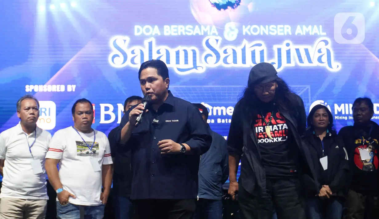 Menteri BUMN Erick Thohir memberikan sambutan saat acara doa bersama dan konser amal Salam Satu Jiwa di Bekasi, Jawa Barat, Minggu (8/1/2023). Konser ini merupakan bentuk dukungan dan solidaritas terhadap korban tragedi Kanjuruhan Malang. (Liputan6.com/Herman Zakharia)