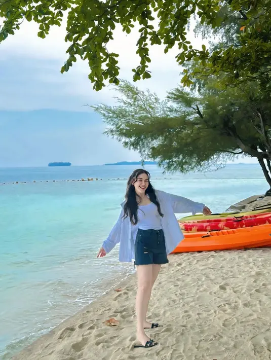 Sekilas tampak sederhana, penampilan Ayu satu ini dilengkapi dengan sandal Hermes ‘Oran’ yang diperkirakan harganya mencapai Rp12 jutaan.  [@ayutingting92].