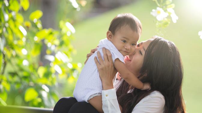 Ilustrasi ibu dan anak/copyright shutterstock