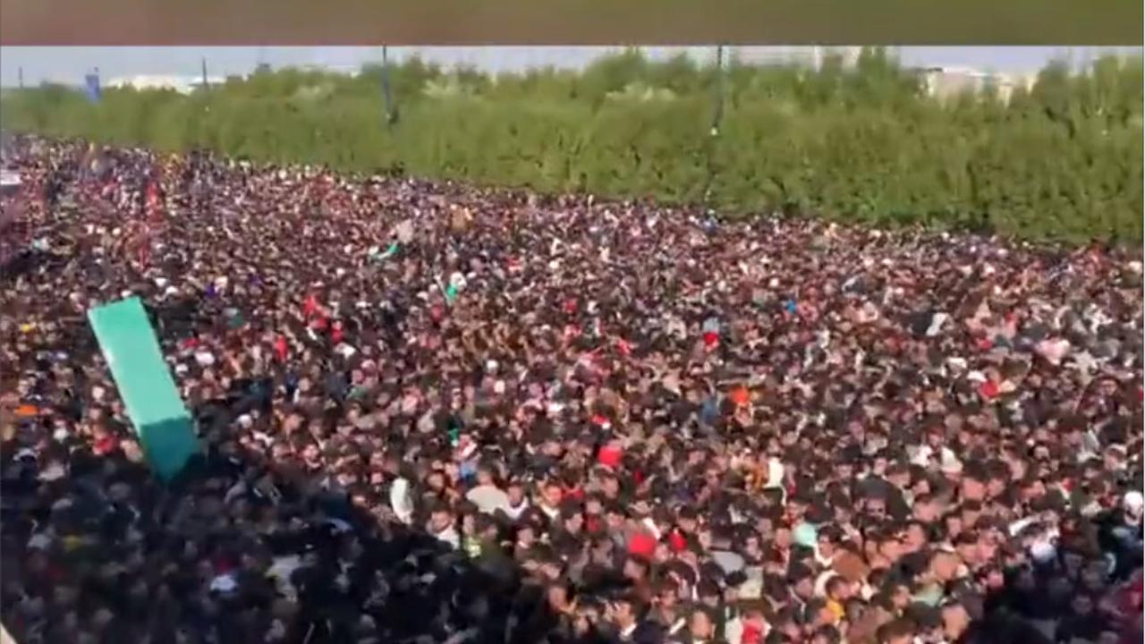 Lautan manusia di dekat stadion di Basra, Irak.
