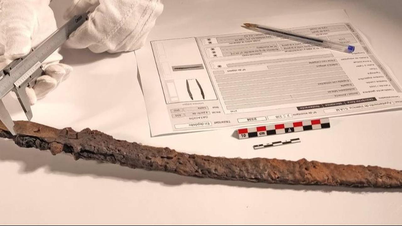 Dilansir Heritage Daily, Senin (29/4/2024), pedang ini terbuat dari besi dan gagangnya dihiasi pelat perunggu.<br>
