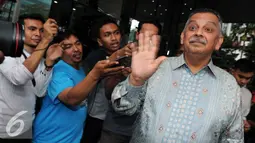 Dirut PT PLN, Sofyan Basir menyapa wartawan usai mendatangi KPK, Jakarta, Senin (30/5/2016). Kedatangan Sofyan meminta pengawasan KPK terkait proyek listrik 35.000 MW. (Liputan6.com/Helmi Afandi)