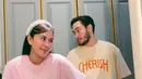 Sesekali mereka mengenakan kaus couple layaknya pasangan baru yang sedang kasmaran.