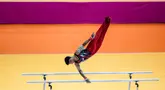 Pesenam putra Indonesia, Satria Tri Wira Yudha beraksi dalam nomor palang sejajar Kejuaraan Dunia Gimnastik 2025 di Indonesia Arena, Senayan, Jakarta, Senin (20/10/2025). (Bola.com/Bagaskara Lazuardi)
