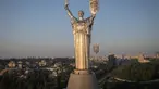 Para pekerja memasang lambang Ukraina pada perisai di tangan monumen tertinggi di negara itu, Monumen Tanah Air, setelah lambang Soviet dihapus, di Kiev, Ukraina, Minggu, 6 Agustus 2023. (AP Photo/Efrem Lukatsky)