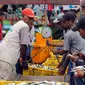 Nelayan menimbang ikan hasil tangkapan di Pelabuhan Muara Angke, Jakarta, Selasa (27/12/2022). Kementerian Kelautan dan Perikanan (KKP) pada 2023 menargetkan peningkatan nilai ekspor komoditas kelautan dan perikanan hingga mencapai USD 7,6 miliar. (Liputan6.com/Herman Zakharia)