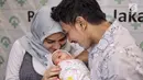 Pasangan Fairuz A Rafiq dan Sonny Septian menunjukkan bayi perempuan mereka di Jakarta, Selasa (22/5). Fairuz melahirkan anak pertama dari pernikahan dengan Sonny Septian pada Senin (21/5). (Liputan6.com/Faizal Fanani)