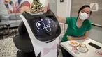 Tampilan layar pada robot pelayan saat dielus pelanggan usai mengantar pesanan di Rasa Koffie, Pasar Baru, Jakarta, Kamis (13/1/2022). Robot tersebut telah diprogram sesuai dengan meja yang tersedia. (Liputan6.com/Faizal Fanani)