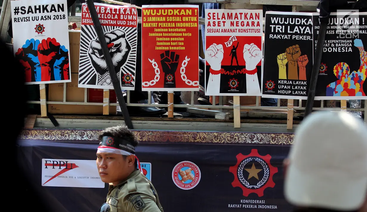 Sejumlah atribut tuntutan para buruh terlihat saat Perayaan Peringatan Hari Buruh Sedunia, Jakarta, Selasa (1/5). Dalam karnaval dan deklarasi para buruh menyerukan 5 maklumat untuk di sampaikan kepada Presiden Joko Widodo. (Liputan6.com/Johan Tallo)