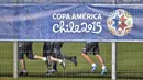 Kaki para pesepakbola Uruguay saat berlatih di Antofagasta, Cile. (AFP/Yuri Cortez)
