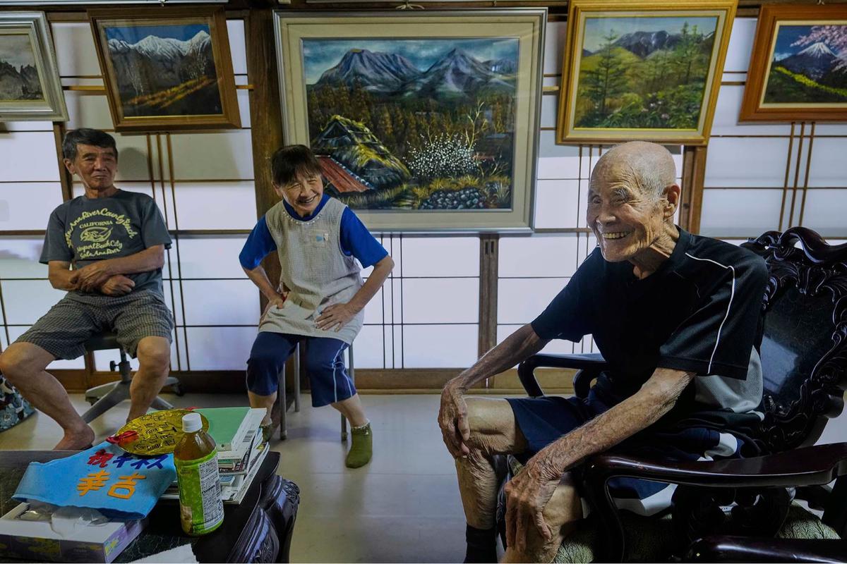 FOTO: Melawan Batas Usia,  Kakek 102 Tahun Pecahkan Rekor Pendaki Tertua  Gunung Fuji