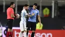 Penyerang Argentina Lionel Messi dan penyerang Uruguay Luis Suarez berpelukan sebelum laga Kualifikasi Piala Dunia 2022 Zona Amerika Selatan di Monumental stadium, Senin (11/10/2021) pagi WIB. Duel ini menjadi momen reuni dua mantan pemain Barcelona, Messi dan Suarez. (AP Photo/Natacha Pisarenko)