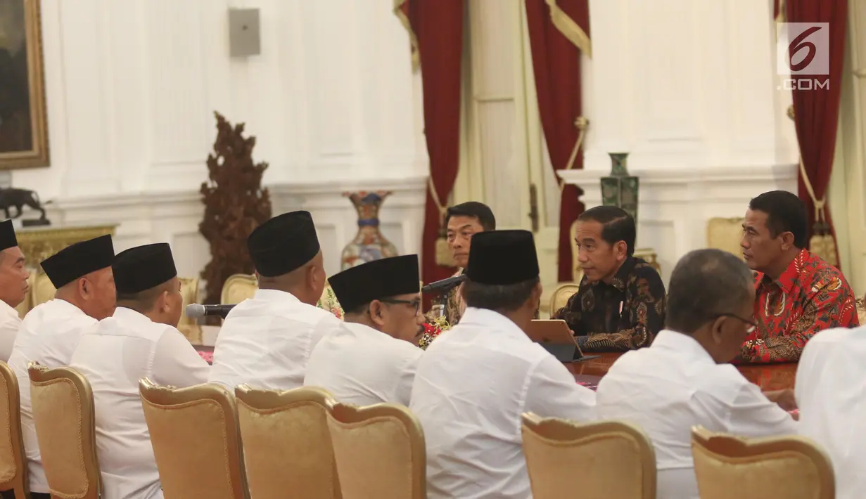 Presiden Joko Widodo, Kepala Staf Kepresidenan Moeldoko dan Menteri Pertanian Amran Sulaiman berdialog dengan Dewan Pimpinan Pusat Asosiasi Petani Tebu Rakyat Indonesia (DPP APTRI) di Istana Negara, Jakarta, Selasa (5/3). (Liputan6.com/Angga Yuniar)