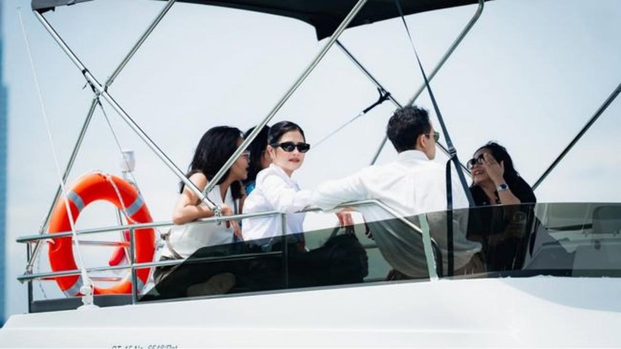 Kolaborasi Bisnis Salaya Yacht, 5 Potret Kapal Mewah Milik Prilly Latuconsina dan Kevin Sanjaya (credit: instagram/prillylatuconsina96).