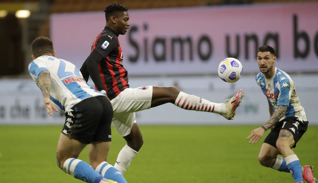 Penyerang AC Milan, Rafael Leao (tengah) bersaing dengan bek Napoli, Giovanni Di Lorenzo dalam duel lanjutan Liga Italia musim 2020/21 di San Siro, Senin dinihari WIB (15/3/2021). AC Milan menyerah dengan skor tipis 0-1 ketika menjamu Napoli. (AP Photo/Luca Bruno)