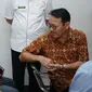Dirut BPJS Kesehatan Fachmi Idris berbincang dengan pasien yang berobat terkait virus corona saat berkunjung ke FKTP di Kota Medan pada Rabu (4/3/2020). (Dok Humas BPJS Kesehatan)
