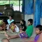 Sebuah keluarga miskin beranggotakan 14 orang harus tinggal di rumah semi terbuka tanpa dinding di Padang Pariaman, Sumatera Barat. (Liputan 6 SCTV)