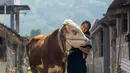 <p>Chef Renatta Moeloek baru saja mengunggah beberapa foto yang cukup mencuri perhatian netizen. Ia terlihat berfoto bersama seekor sapi. Selain jago masak, Renatta memiliki paras yang cantik, tak jarang unggahannya di media sosial selalu ditunggu netizen. (Instagram/renattamoeloek)</p>