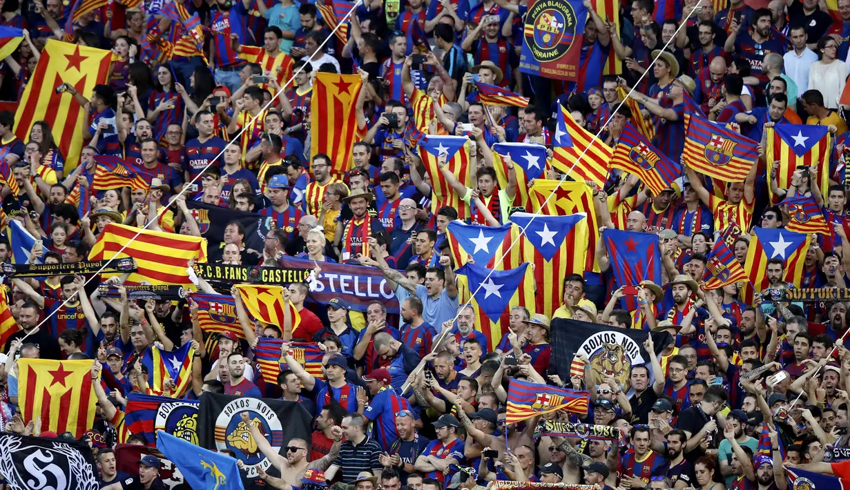 Para supporter Barcelona merayakan kemenangan atas Alaves pada laga final Copa Del Rey di Stadion Vicente Calderon, Madrid, Sabtu (27/5/2017). Barcelona menang 3-1 atas Alaves. (EPA/Juanjo Martin)