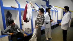 Peserta bersiap di ruang ganti sebelum mengikuti kontes acara Collingwood Elvis Festival di Ontario, Kanada, 26 Juli 2015. Festival yang diikuti 120 peserta dan dihadiri 30ribu pengunjung tersebut berlangsung selama empat hari. (REUTERS/Chris Helgren)