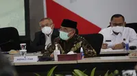 Menko PMK Muhadjir Effendy memimpin Rapat Evaluasi Penanganan COVID-19 Masa Natal 2021 dan Tahun Baru (Nataru) 2022 di Gedung Kemenko PMK, Jakarta, Senin (17/1/2022). (Dok Kemenko PMK RI)