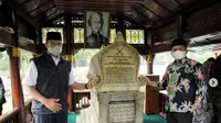Gubernur Anies Baswedan berziarah ke makam Cut Nyak Dien di Sumedang, Jawa Barat (dok.instagram/@aniesbaswedan/https://www.instagram.com/p/CQAO9tTASBp/Komarudin)