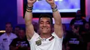 Pemain poker Hossein Ensan berpose dengan tumpukan uang sambil menunjukkan sebuah gelang usai memenangkan World Series of Poker di Las Vegas, Amerika Serikat, Rabu (17/7/2019). Ensan berhak membawa pulang hadiah sebesar 10 juta dolar AS atau sekitar Rp 139.750.000.000. (AP Photo/John Locher)