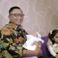 Presenter Dr. OZ Indonesia Reisa Broto Asmoro didampingi suaminya Tedjodiningrat Brotoasmoro berfoto bersama dua anaknya di Jakarta, Senin (26/3). Reisa Broto memberi keterangan terkait kelahiran anak keduanya. (Liputan6.com/Faizal Fanani)