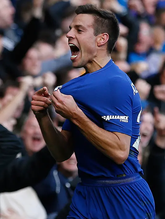 Bek Chelsea Cesar Azpilicueta merayakan gol ketiga untuk timnya saat melawan Watford dalam pertandingan Liga Inggris di stadion Stamford Bridge di London (21/10). Chelsea menang 4-2 atas Watford. (AFP/Ian Kington)
