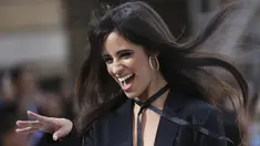 Camila Cabello tertawa saat berjalan di catwalk memakai kreasi dari koleksi L'Oreal Ready To Wear Spring-Summer 2020 selama pekan mode di Paris (28/9/2019). Penyanyi 22 tahun ini tampil seksi mengenakan blazer dan celana hitam yang menjuntai di landasan. (Photo by Vianney Le Caer/Invision/AP)