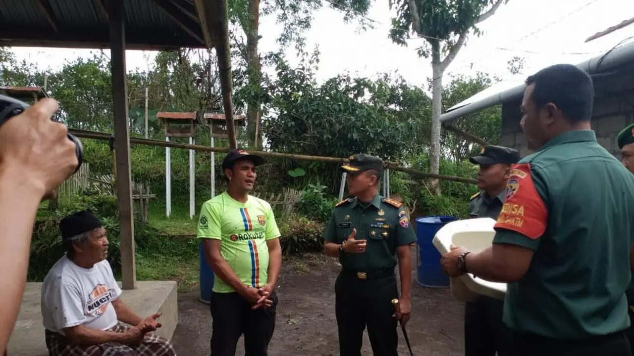 Letkol HTL memberikan bantuan MCK