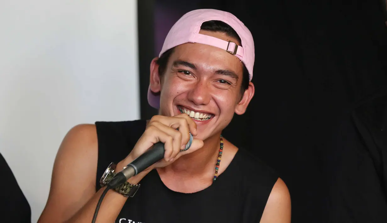 "Karena buat gue cerita ini bukan sekedar anak SMA doang," kata Adipati Dolken di Senayan City, kawasan Senayan, Jakarta Pusat, Selasa (12/9). (Nurwahyunan/Bintang.com)