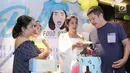 Artis peran Mikha Tambayong memberikan potongan kue ulang tahun kepada orangtuanya pada perayaan di kawasan Tebet, Jakarta, Jumat (15/9). Di hari bahagianya itu, Mikha juga membuka bisnis baru di bidang kuliner. (Liputan6.com/Herman Zakharia)